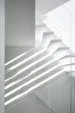 Trap met glazen balustrade